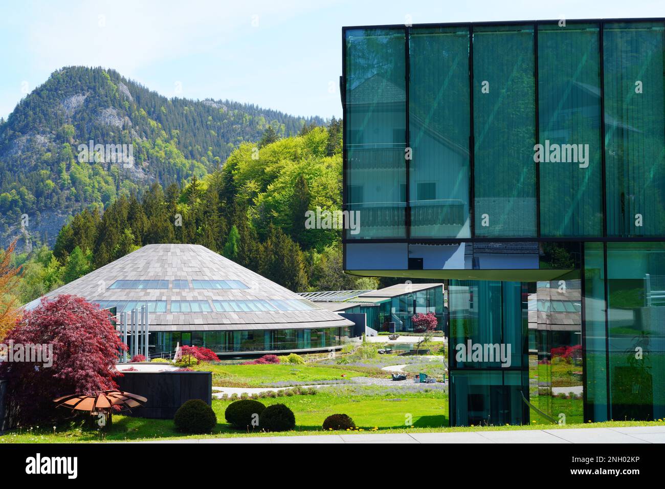 FUSCHL AM SEE, ÖSTERREICH – 11. MAI 2022 – Blick auf das Red Bull Global Headquarters-Gebäude und den Campus in Fuschl, Österreich, in der Nähe von Salzburg. Stockfoto