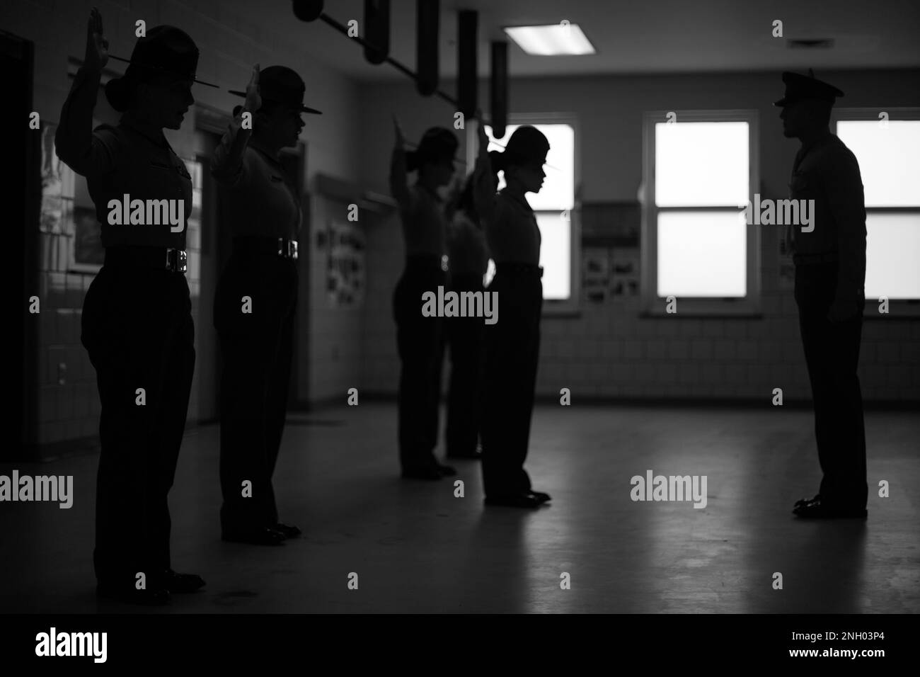 USA Marine Corps Drill Instructors bei Papa Company, 4. Recruit Training Battalion, stellen sich neuen Rekruten auf Marine Corps Recruit Depot Parris Island, S.C., 2. Dezember 2022 vor. Die Firma Papa lernt am Forming Day die Regeln und Vorschriften für die Ausbildung von Rekruten kennen. Stockfoto