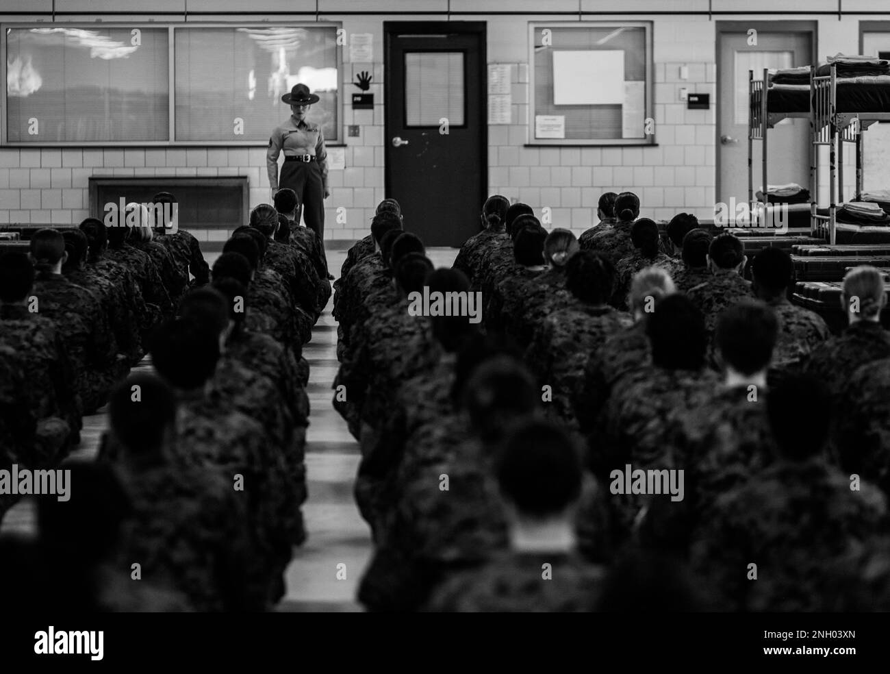 Rekruten der Papa Company, 4. Recruit Training Bataillon, treffen ihre Ausbilder an Bord des Marine Corps Recruit Depot, Parris Island, SC, am 2. Dezember 2022. Der Abholtag ermöglicht es den Trainern, den Rekruten die Regeln und Erwartungen der Recruit-Schulung beizubringen. Stockfoto