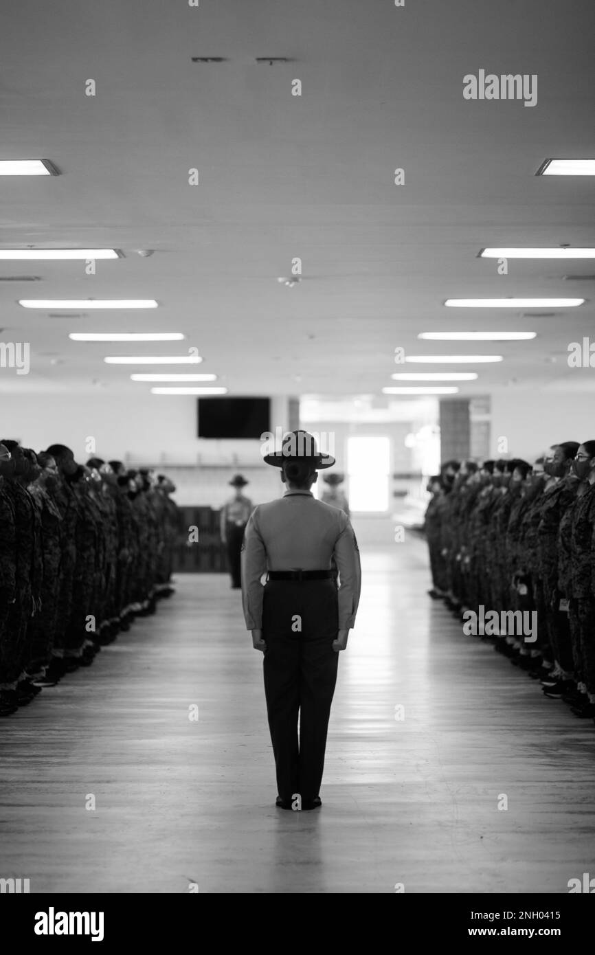 Rekruten der Papa Company, 4. Recruit Training Bataillon, treffen ihre Ausbilder an Bord des Marine Corps Recruit Depot, Parris Island, SC, am 2. Dezember 2022. Der Abholtag ermöglicht es den Trainern, den Rekruten die Regeln und Erwartungen der Recruit-Schulung beizubringen. Stockfoto