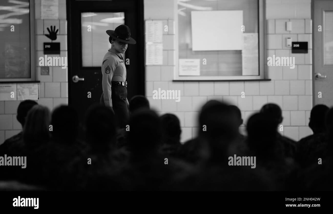 Rekruten der Papa Company, 4. Recruit Training Bataillon, treffen ihre Ausbilder an Bord des Marine Corps Recruit Depot, Parris Island, SC, am 2. Dezember 2022. Der Abholtag ermöglicht es den Trainern, den Rekruten die Regeln und Erwartungen der Recruit-Schulung beizubringen. Stockfoto
