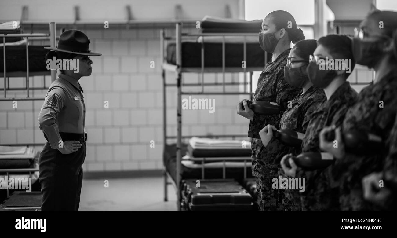 Rekruten der Papa Company, 4. Recruit Training Bataillon, treffen ihre Ausbilder an Bord des Marine Corps Recruit Depot, Parris Island, SC, am 2. Dezember 2022. Der Abholtag ermöglicht es den Trainern, den Rekruten die Regeln und Erwartungen der Recruit-Schulung beizubringen. Stockfoto