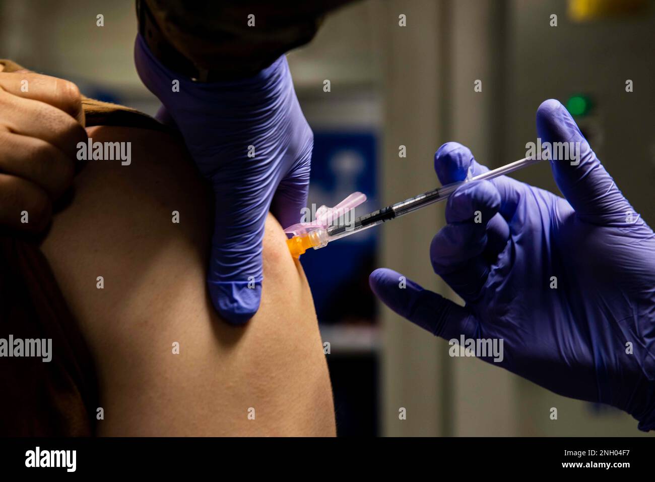 221202-N-XK047-2001 PAZIFIK (2. Dez. 2022) – Hospital Corpsman 2. Klasse Ryan Acheson verabreicht eine Typhusimpfung an Engineman 3. Klasse Matthew Moore an Bord des Amphibienschiffs USS Makin Island (LHD 8), 2. Dez. 2022. Typhus-Impfungen können Typhus verhindern, eine lebensbedrohliche Krankheit, die in vielen Regionen der Welt verbreitet ist und Symptome wie anhaltendes hohes Fieber, Schwäche, Bauchschmerzen und Appetitlosigkeit beinhaltet. Makin Island Amphibious Ready Group, bestehend aus dem Amphibienschiff USS Makin Island (LHD 8) und dem Amphibiendock USS Anchorage Stockfoto