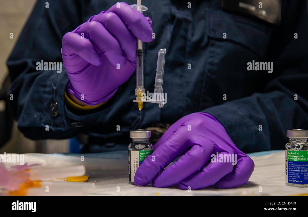 221202-N-XK047-2101 PAZIFIK (2. Dez. 2022) – Hospital Corpsman 2. Klasse Jewelia Mottor zieht eine Typhus-Impfung in eine Spritze an Bord des Amphibienschiffes USS Makin Island (LHD 8), 2. Dez. 2022. Typhus-Impfungen können Typhus verhindern, eine lebensbedrohliche Krankheit, die in vielen Regionen der Welt verbreitet ist und Symptome wie anhaltendes hohes Fieber, Schwäche, Bauchschmerzen und Appetitlosigkeit beinhaltet. Die Makin Island Amphibious Ready Group, bestehend aus dem Amphibienschiff USS Makin Island (LHD 8) und dem Amphibiendock USS Anchorage (LPD 23) und der USS John P. Stockfoto