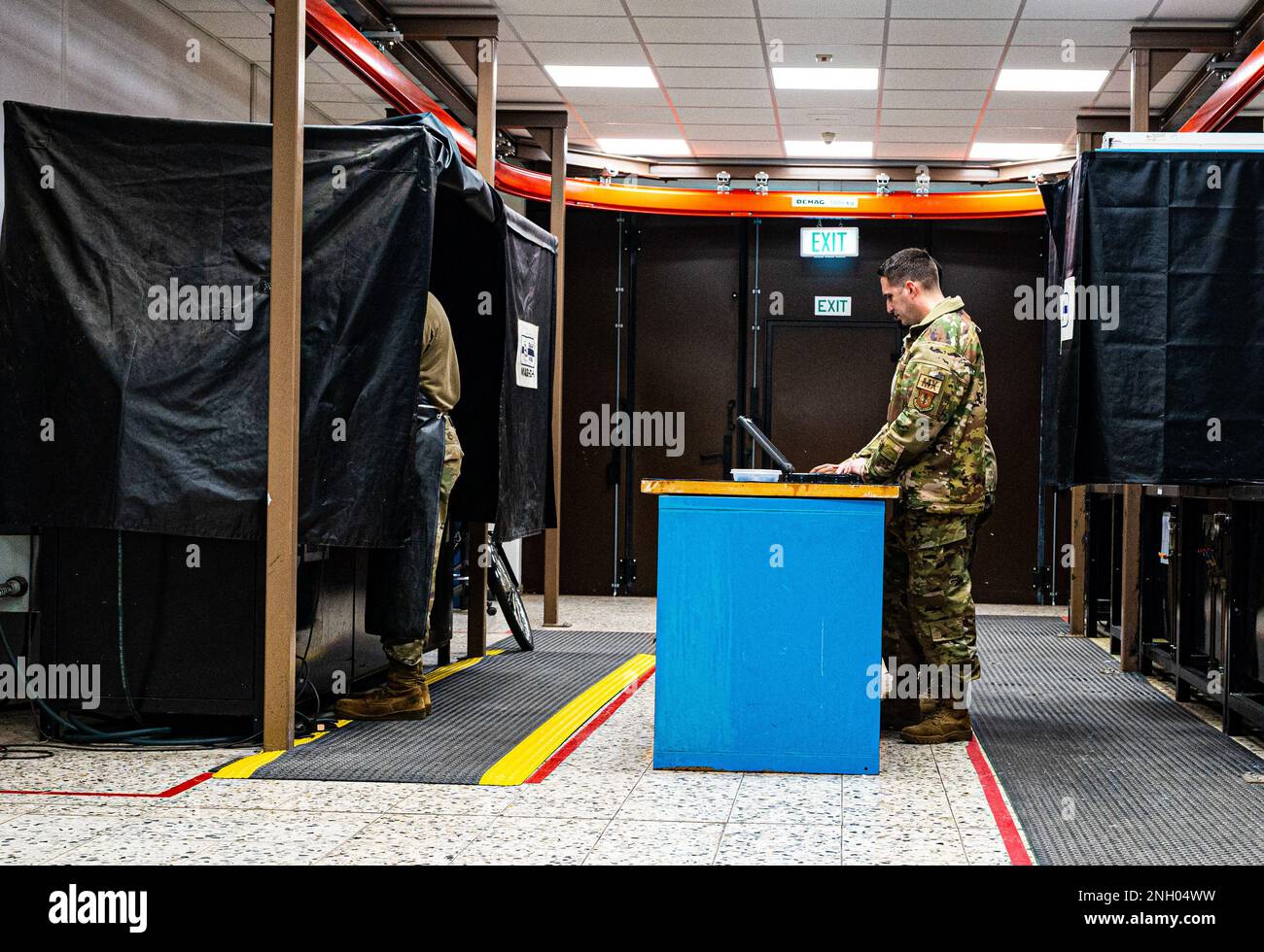USA Air Force Tech. Sgt. Michael Sommer, 86. Wartungsgeschwader zerstörungsfreie Inspektion, verantwortlicher, nicht kommissionierter Offizier und US Air Force Senior Airman Rictaveon Greene, 86. MXS NDI Journeyman, inspiziert Flugzeugteile und prüft technische Bestellungen am Luftwaffenstützpunkt Ramstein, Deutschland, 2. Dezember 2022. Sommer beaufsichtigt den NDI-Shop und ist für die Inspektion aller Flugzeuge im 86. Airlift Wing und weiterer Flugzeuge von den Besucherflügeln verantwortlich. Stockfoto