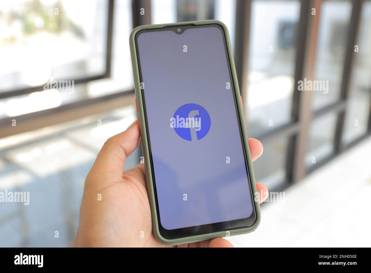 Surabaya, Indonesien - 20. Mai 2021: Handheld-Smartphone mit facebook-Anwendung Stockfoto