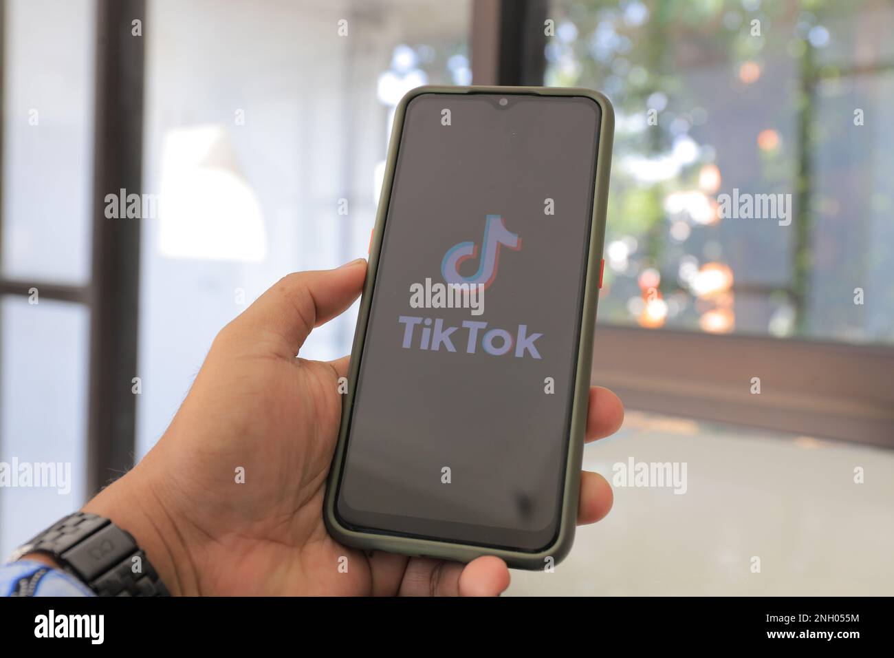 Surabaya, Indonesien - 20. Mai 2021: Handheld-Smartphone mit tiktok-Anwendung. Stockfoto