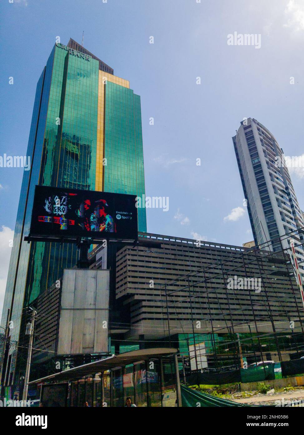 Wolkenkratzer mit grünen Glasfenstern, unter einer Leinwand mit Werbung Stockfoto
