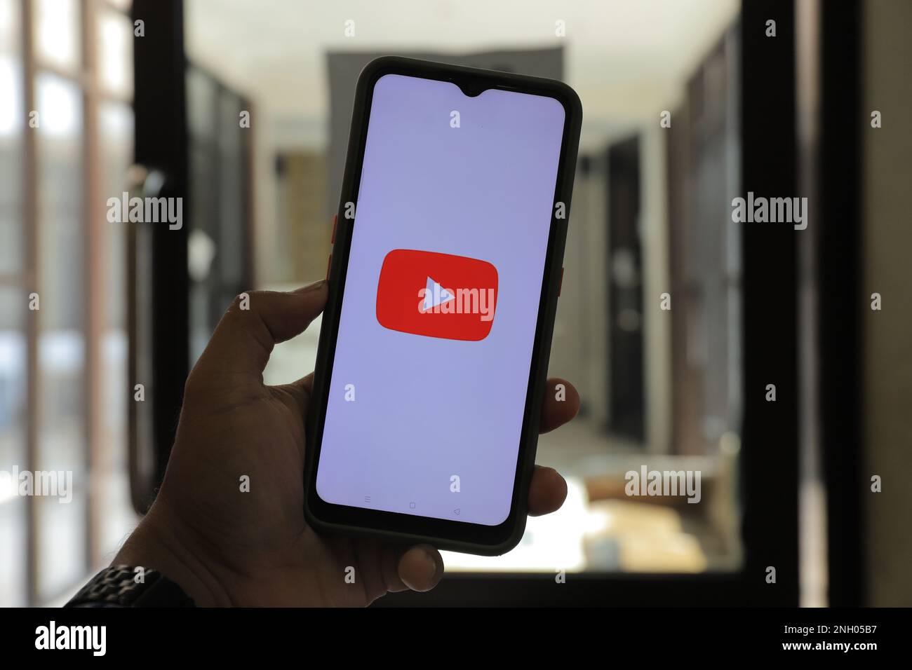 Surabaya, Indonesien - 20. Mai 2021: Smartphone mit Youtube-Apps auf dem Bildschirm. YouTube ist eine Online-Website zum Teilen von Videos. Stockfoto