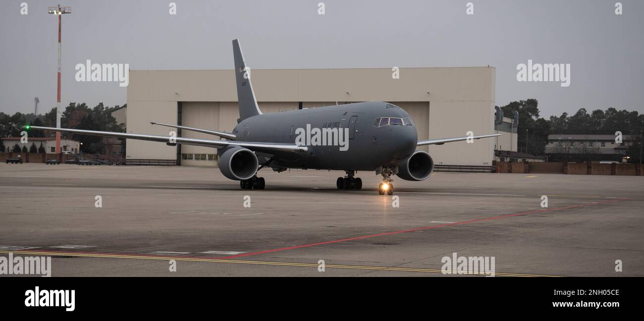 EIN US-AMERIKANISCHER Air Force KC-46 Pegasus vom 916. Air Tanken Flügel, Sitz Seymour Johnson Air Force Base, North Carolina, Taxis am Ramstein Air Base, Deutschland, 2. Dezember 2022. Das Flugzeug und die Crew kamen, um die USA zu unterstützen Air Forces in Europe - Air Forces Africa Copper Arrow Übung, die die allgemeine Bereitschaft verbessert und gleichzeitig die operativen Beziehungen zu den NATO-Alliierten und -Partnern festigt. Stockfoto