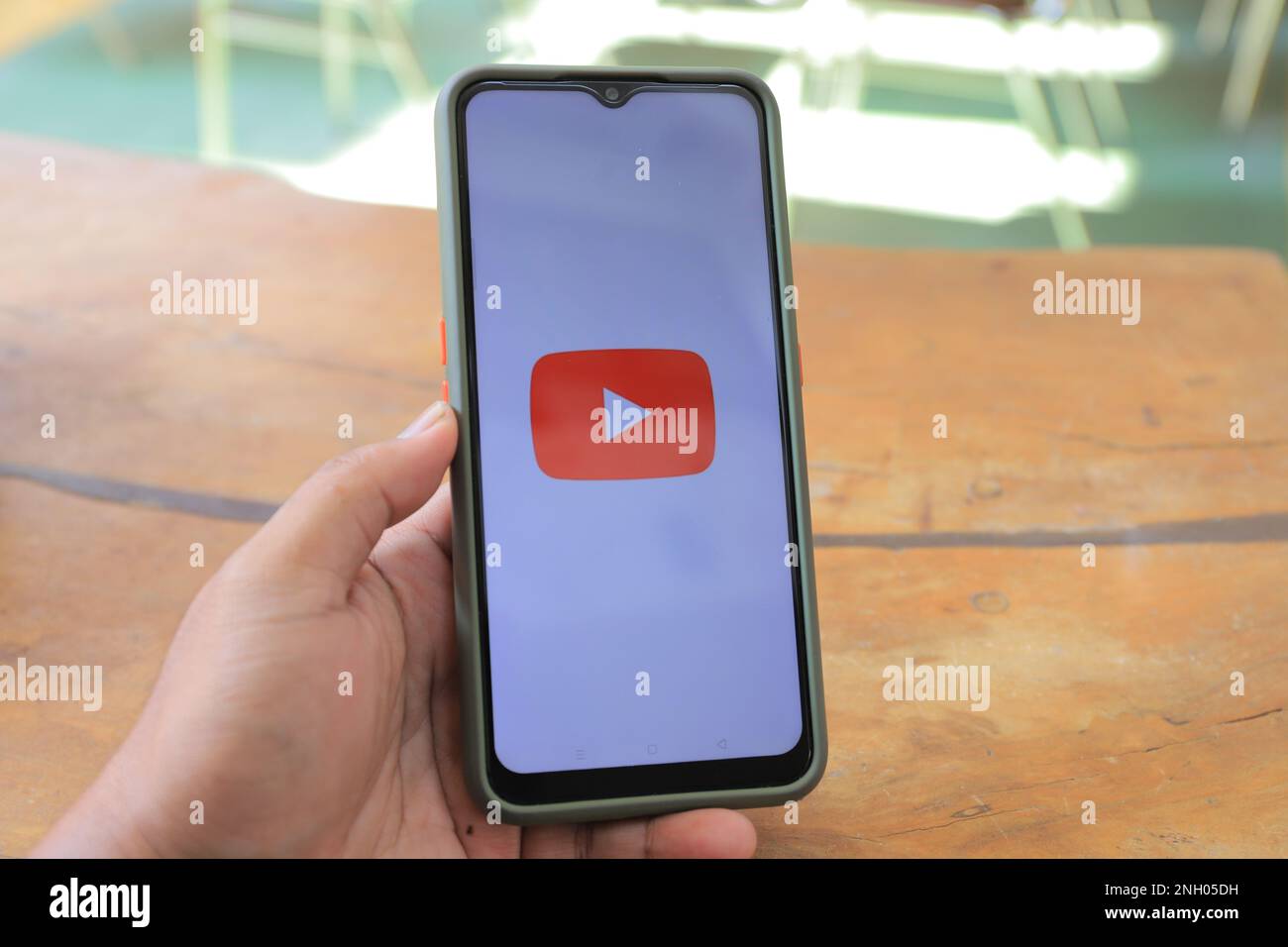 Surabaya, Indonesien - 20. Mai 2021: Smartphone mit Youtube-Apps auf dem Bildschirm. YouTube ist eine Online-Website zum Teilen von Videos. Stockfoto