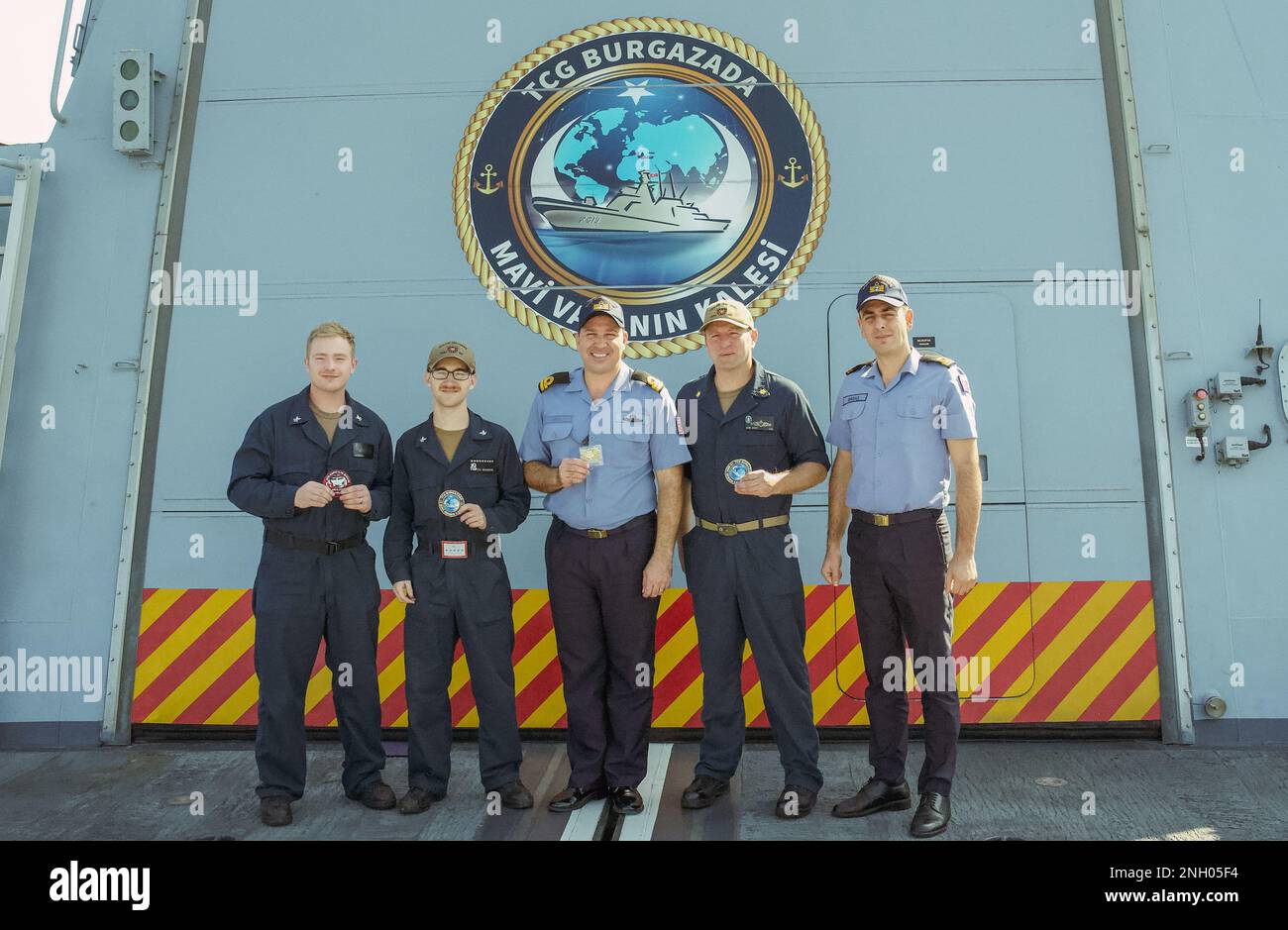 221202-N-EB711-1002 SEELEUTE aus DEM ARABISCHEN GOLF (2. Dez. 2022), die der Zerstörerin USS zugeteilt wurden. Die Sullivans (DDG 68) posieren für ein Foto mit Mitgliedern der türkischen Marine an Bord der Corvette TCG Burgazada (F-513) im Arabischen Golf, Dez. 2, was die starke Marinepartnerschaft zwischen den USA und der Türkei widerspiegelt. Stockfoto