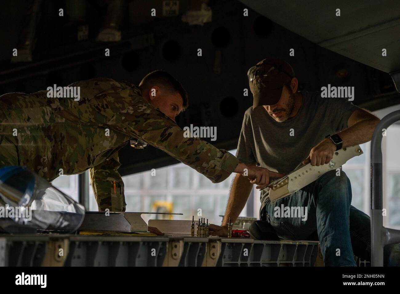 Senior Airman Tyler Glisson und Darcy Morgan, 15. Maintenance Squadron Aircraft Structural Maintenance, Reparatur der Rampe eines C-17 Globemaster III während einer Reparatur auf Depot-Ebene an der Joint Base Pearl Harbor-Hickam, Hawaii, 2. Dezember 2022. Das Personal baute von Grund auf einen Ersatz XXXX, um die strukturelle Integrität der Rampe wiederherzustellen und die Sicherheit des Flugpersonals während des Fluges zu gewährleisten. Stockfoto