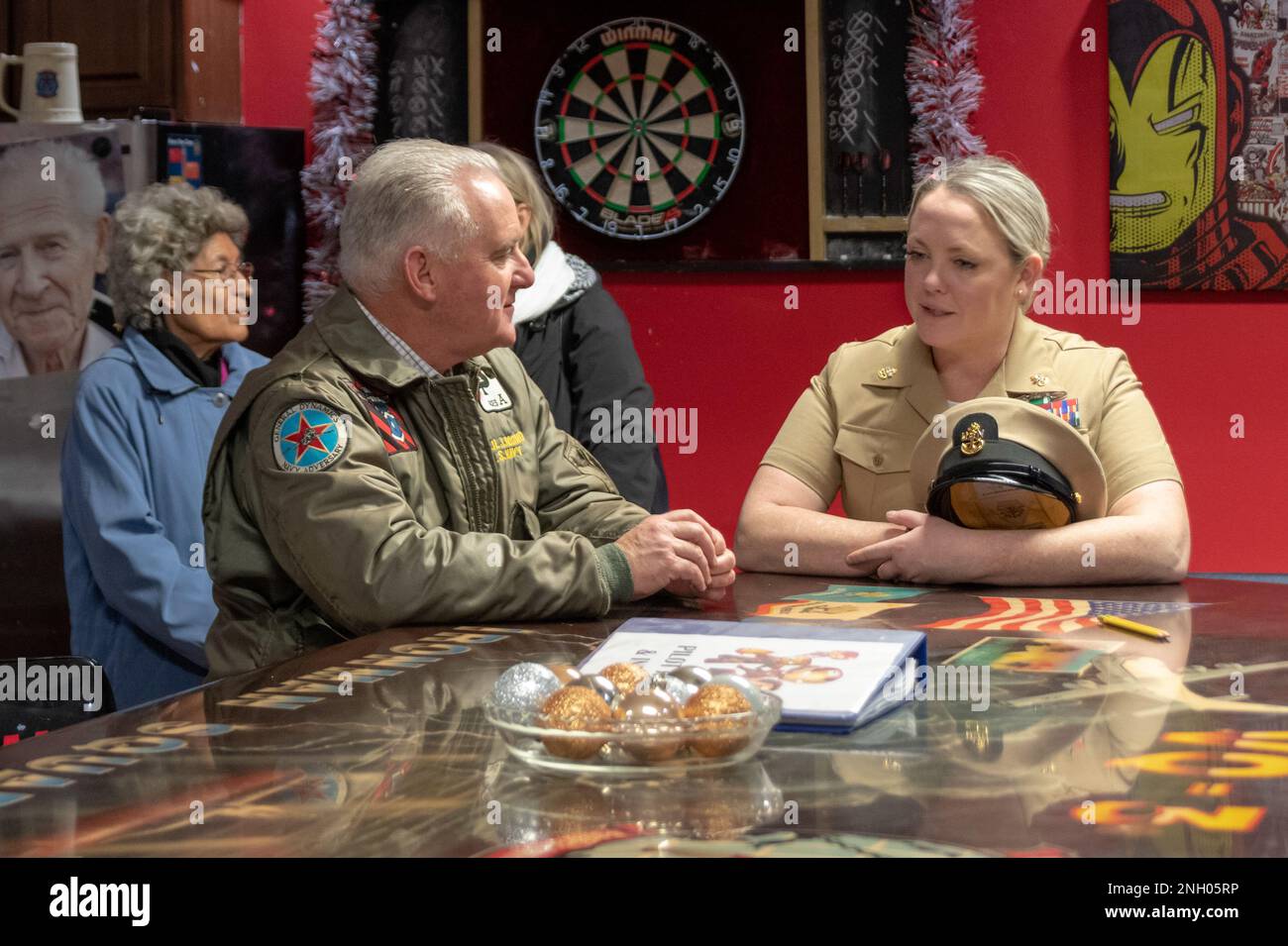 221202-N-MR862-020 TINKER AFB, OKLAV. (02. Dez. 2022) Senator Paul Rosino, US-Rentner Navy Master Chief Petty Officer, spricht über seine Zeit im Strategic Communications Wing (SCW) 1 in der Fleet Air Reconnaissance (VQ) 3 Wardroom während eines Kongressbesuchs im VQ-3 am 02. Dezember 2022. SCW-1 ist ein Mieterkommando am Luftwaffenstützpunkt Tinker, der die nationale Sicherheit durch Abschreckung gegen gegensätzliche nukleare Ambitionen sicherstellt. Stockfoto