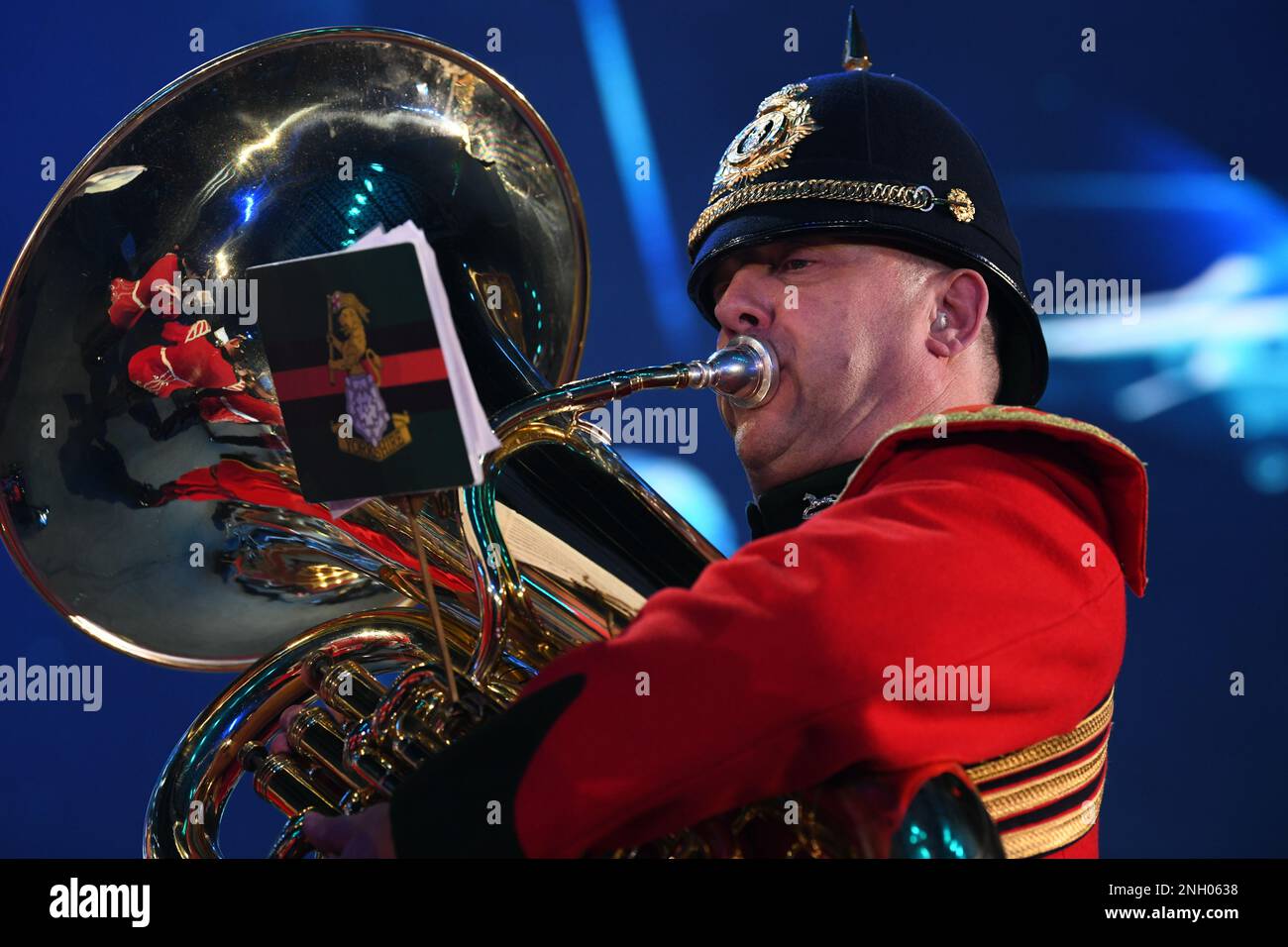 Der Tuba-Spieler der Band des Yorkshire Regiment spielt am 3. Dezember 2022 in Tirana, Albanien, ein Musikstück. Die Band des Yorkshire Regiment schloss sich sieben anderen Ländergruppen an, um Albaniens 110 Jahre Unabhängigkeit zu würdigen. Stockfoto