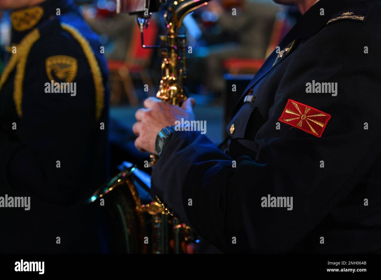 Musiker der Militärkapelle der Armeen Nordmazedoniens spielt am 3. Dezember 2022 in Tirana, Albanien, ein Musikstück. Die Bande der Armeen Nordmazedoniens schloss sich sieben anderen Länderbanden an, um Albaniens 110-jährige Unabhängigkeit zu würdigen. Stockfoto