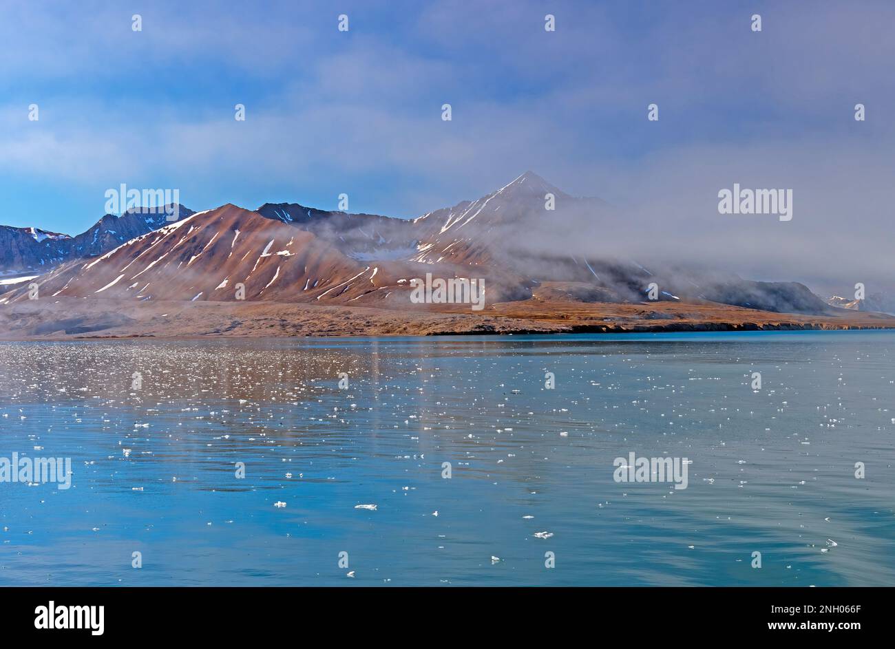 Eisspuren in einer abgelegenen arktischen Seestraße auf den Svalbard-Inseln Norwegens Stockfoto