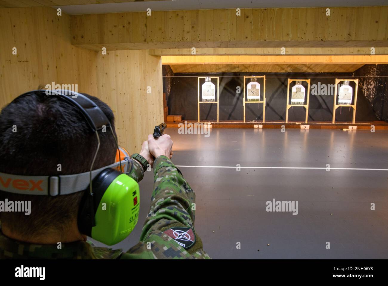 Ein slowakischer Verbündeter, der dem Obersten Hauptquartier Allied Powers Europe zugeteilt ist, führt seine obligatorische Qualifikation innerhalb des Training Support Center Benelux Firing Range auf dem Luftwaffenstützpunkt Chièvres, Belgien, am 02. Dezember 2022 aus. Stockfoto