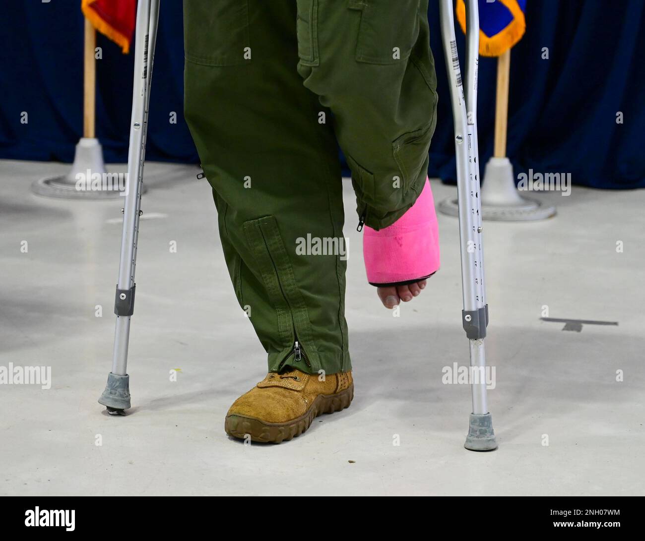 Bein gips krücken -Fotos und -Bildmaterial in hoher Auflösung - Seite 2 ...