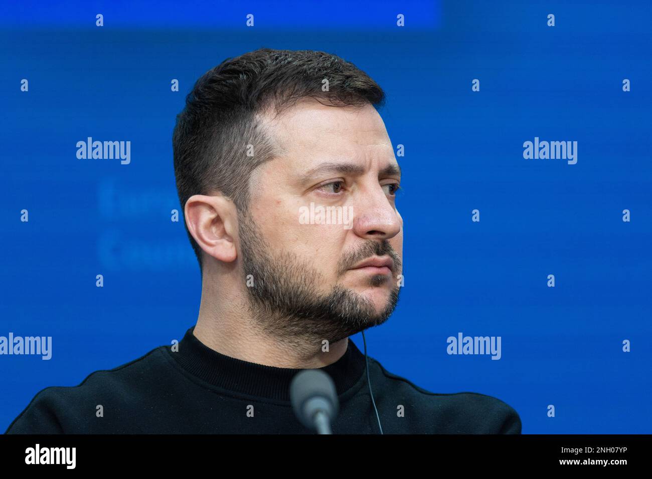 Brüssel, Belgien. 09. Februar 2023. Volodymyr Oleksandrovych Zelenskyy, Präsident der Ukraine, spricht auf einer gemeinsamen Pressekonferenz mit Ursula von der Leyen, Präsidentin der EU-Kommission, und Charles Michel, Präsident des Europarats, während des Gipfels der EUCO und des Treffens der europäischen Staats- und Regierungschefs. Teil seines Besuchs im Vereinigten Königreich und in der EU, in dem er zusätzliche Unterstützung für die Ukraine gegen die russische Invasion forderte. (Foto: Nik Oiko/SOPA Images/Sipa USA) Guthaben: SIPA USA/Alamy Live News Stockfoto