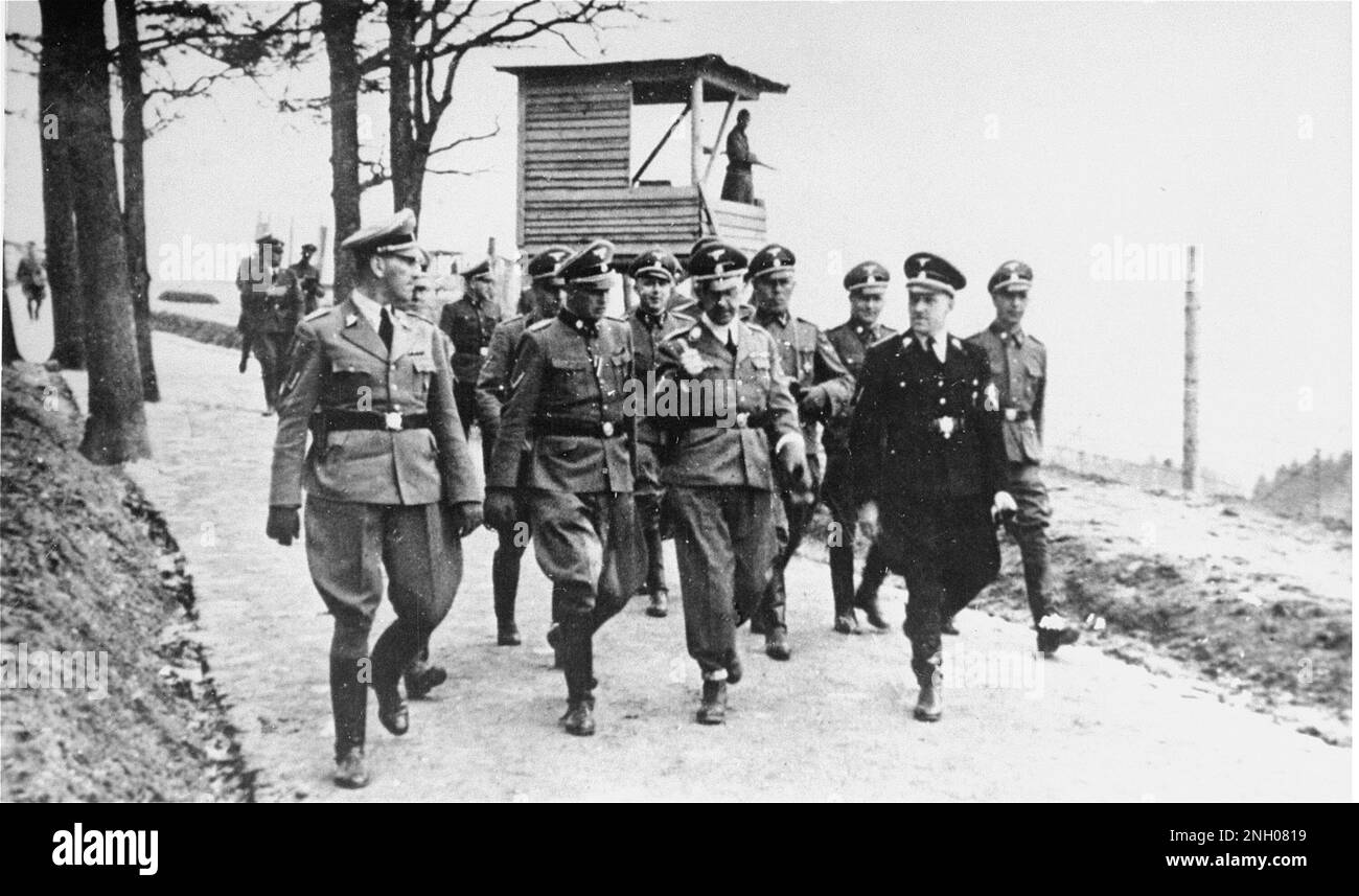 Ernst Kaltenbrunner, Heinrich Himmler und August Eigruber (schwarz) inspizieren das Konzentrationslager Mauthausen 1941 in Begleitung des Lagerkommandanten Franz Ziereis (Mitte links). Stockfoto