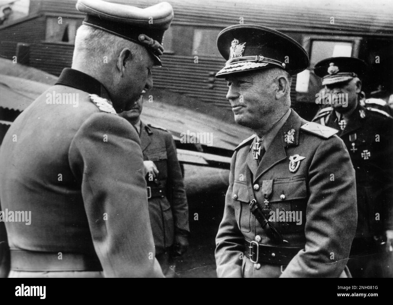 Marschall Erich von Manstein (links) begrüßt Marschall Antonescu und General Dumitrescu (rechts) bei einem Besuch in Deutschland im Jahr 1943 Stockfoto