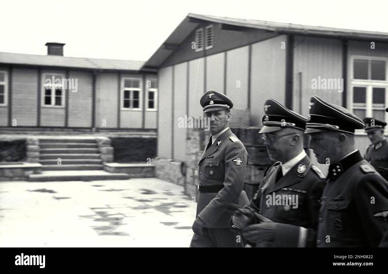 Ernst Kaltenbrunner, Heinrich Himmler und August Eigruber (schwarz) inspizieren das Konzentrationslager Mauthausen 1941 in Begleitung des Lagerkommandanten Franz Ziereis (Mitte links). Photo Bundesarchiv, Bild 192-029 / , https://commons.wikimedia.org/w/index.php?curid=5485427 Stockfoto