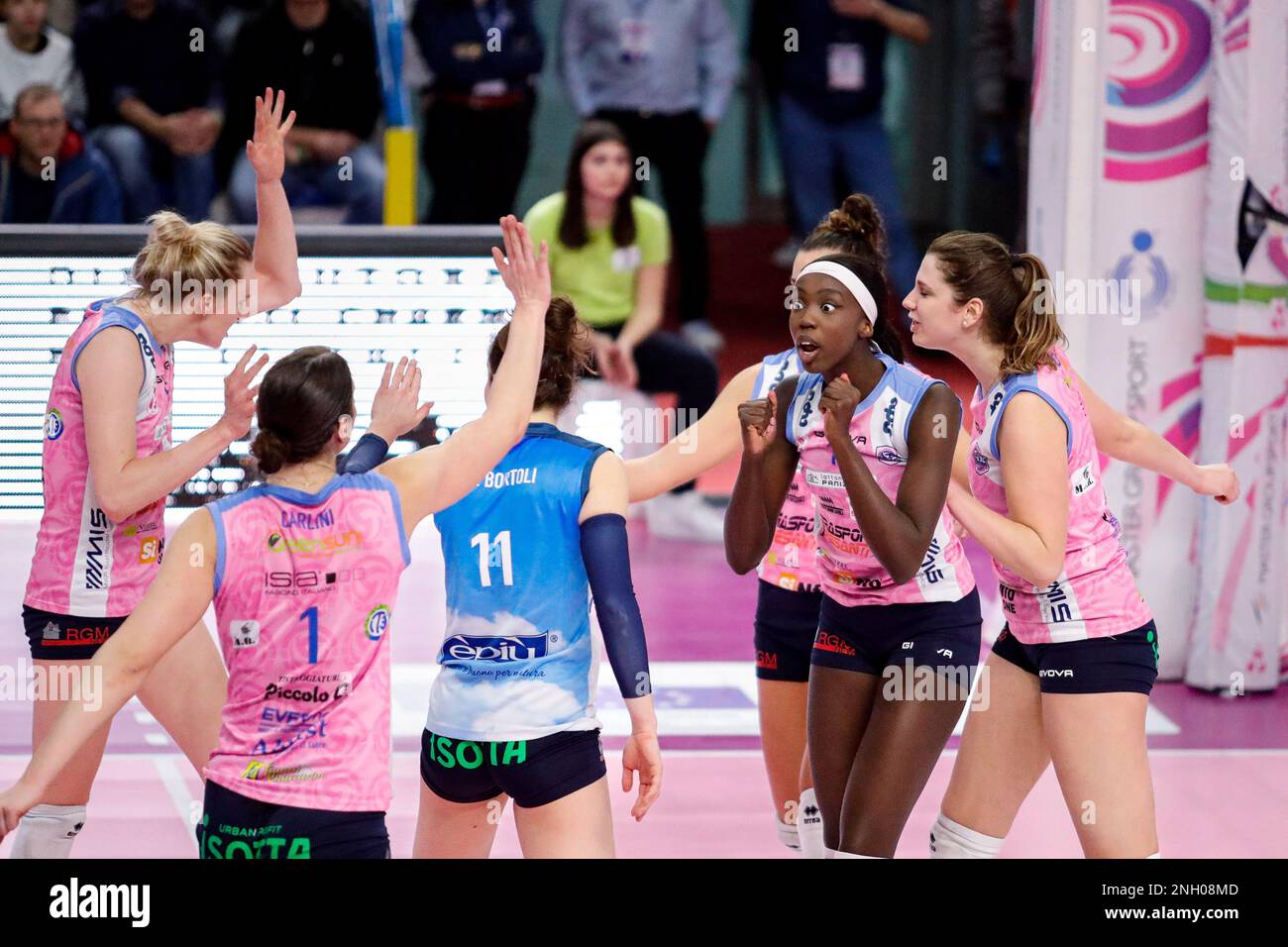 Die Spieler von TrasportiPesanti Casalmaggiore feiern das Spiel von