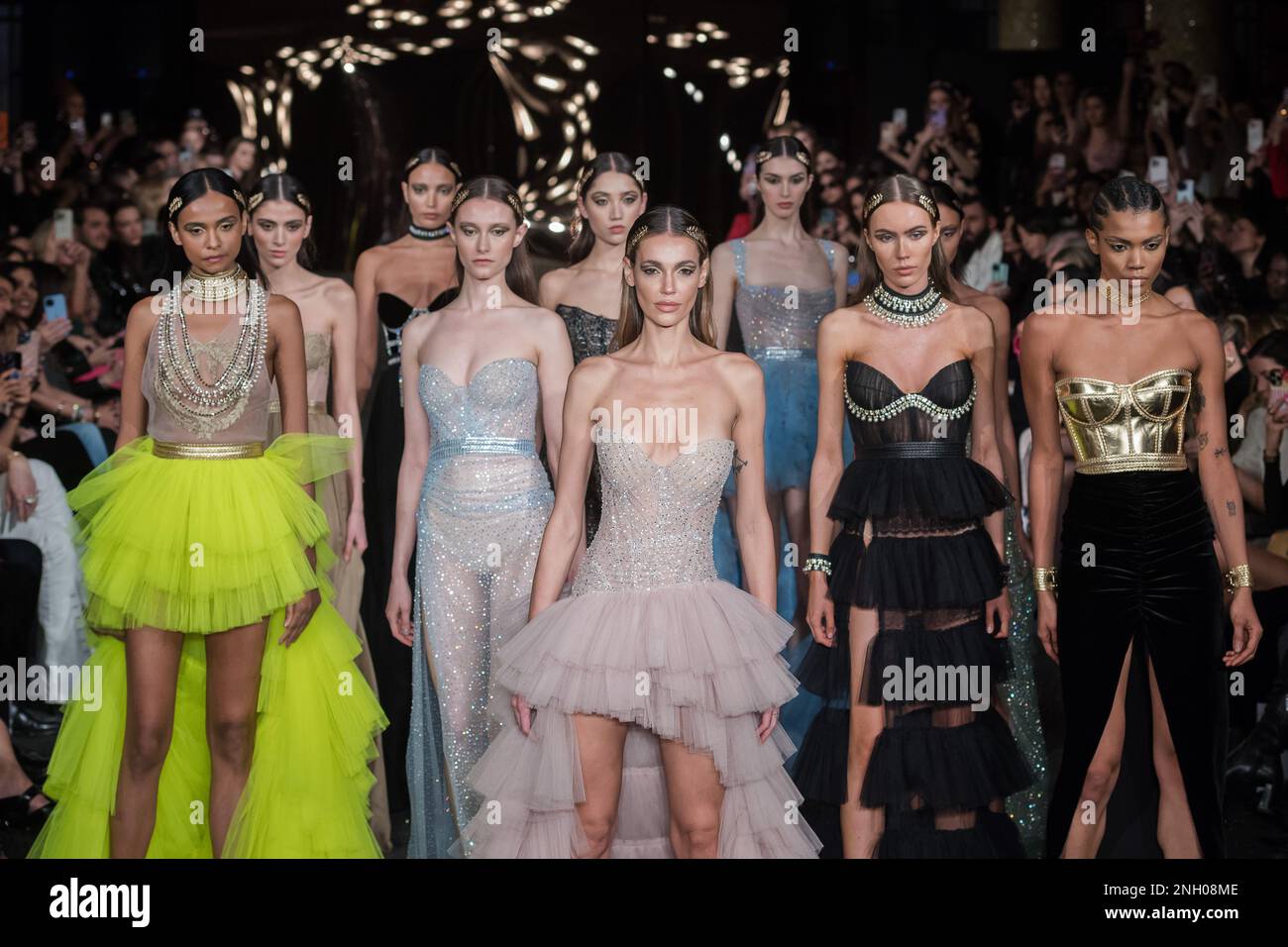 London, Großbritannien. 19. Februar 2023. LONDON, VEREINIGTES KÖNIGREICH - 19. FEBRUAR 2023: Models laufen auf der Landebahn während der Aadnevik Herbstshow Winter 2023 auf der London Fashion Week in London, Vereinigtes Königreich, am 19. Februar 2023. (Foto: Wiktor Szymanowicz/NurPhoto) Kredit: NurPhoto SRL/Alamy Live News Stockfoto