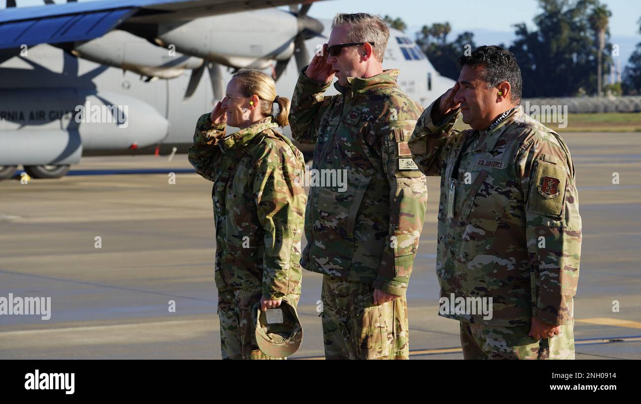 USA Luftwaffenkollege Lisa Nemeth, Befehlshaber des 146. Luftwaffenflügels, Vizebefehlshaber Oberst Chris Dougherty und Kommandochef Sergeant Raymond Robles salutieren vor einem abgehenden C-130J-Herkules-Flugzeug auf der Air National Guard Station der Kanalinseln am 3. Dezember 2022. Das Kommando-Personal würdigte Airmen an Bord, die mehrere Monate lang in Übersee stationiert waren. Stockfoto