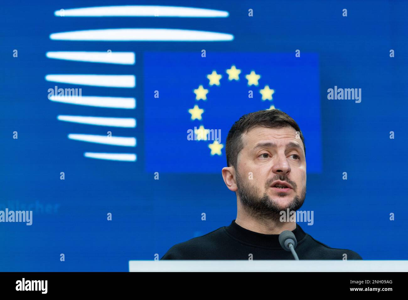 Brüssel, Belgien. 9. Februar 2023. Volodymyr Oleksandrovych Zelenskyy, Präsident der Ukraine, spricht auf einer gemeinsamen Pressekonferenz mit Ursula von der Leyen, Präsidentin der EU-Kommission, und Charles Michel, Präsident des Europarats, während des Gipfels der EUCO und des Treffens der europäischen Staats- und Regierungschefs. Teil seines Besuchs im Vereinigten Königreich und in der EU, in dem er zusätzliche Unterstützung für die Ukraine gegen die russische Invasion forderte. (Credit Image: © Nik Oiko/SOPA Images via ZUMA Press Wire) NUR REDAKTIONELLE VERWENDUNG! Nicht für den kommerziellen GEBRAUCH! Stockfoto