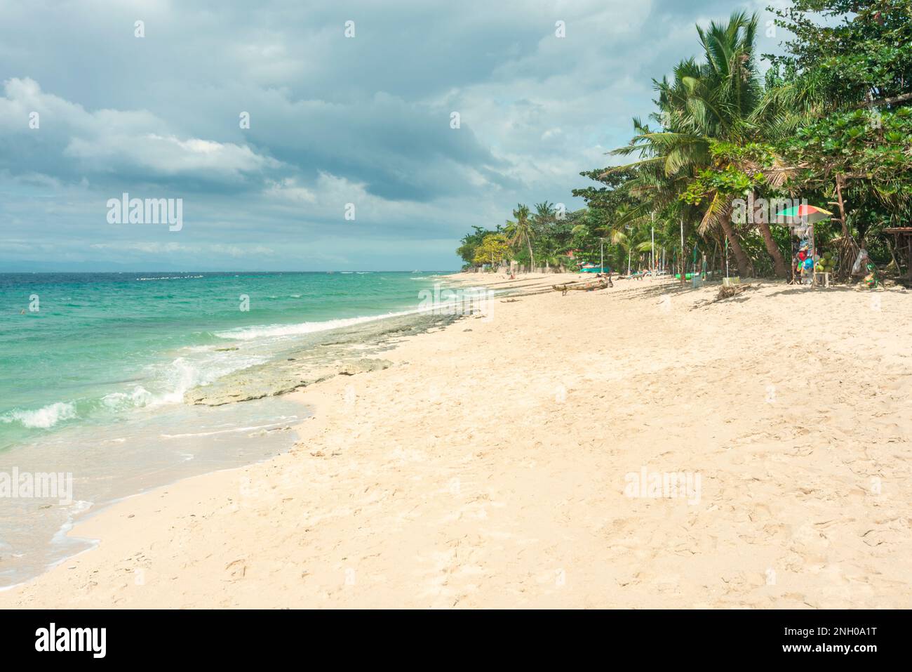 Wunderschöner feiner, weißer Sand des tropischen Paradiesstrands und Reiseziel, an der südwestlichen Spitze von Cebu. Beliebtes Resort zum Tauchen und Stockfoto
