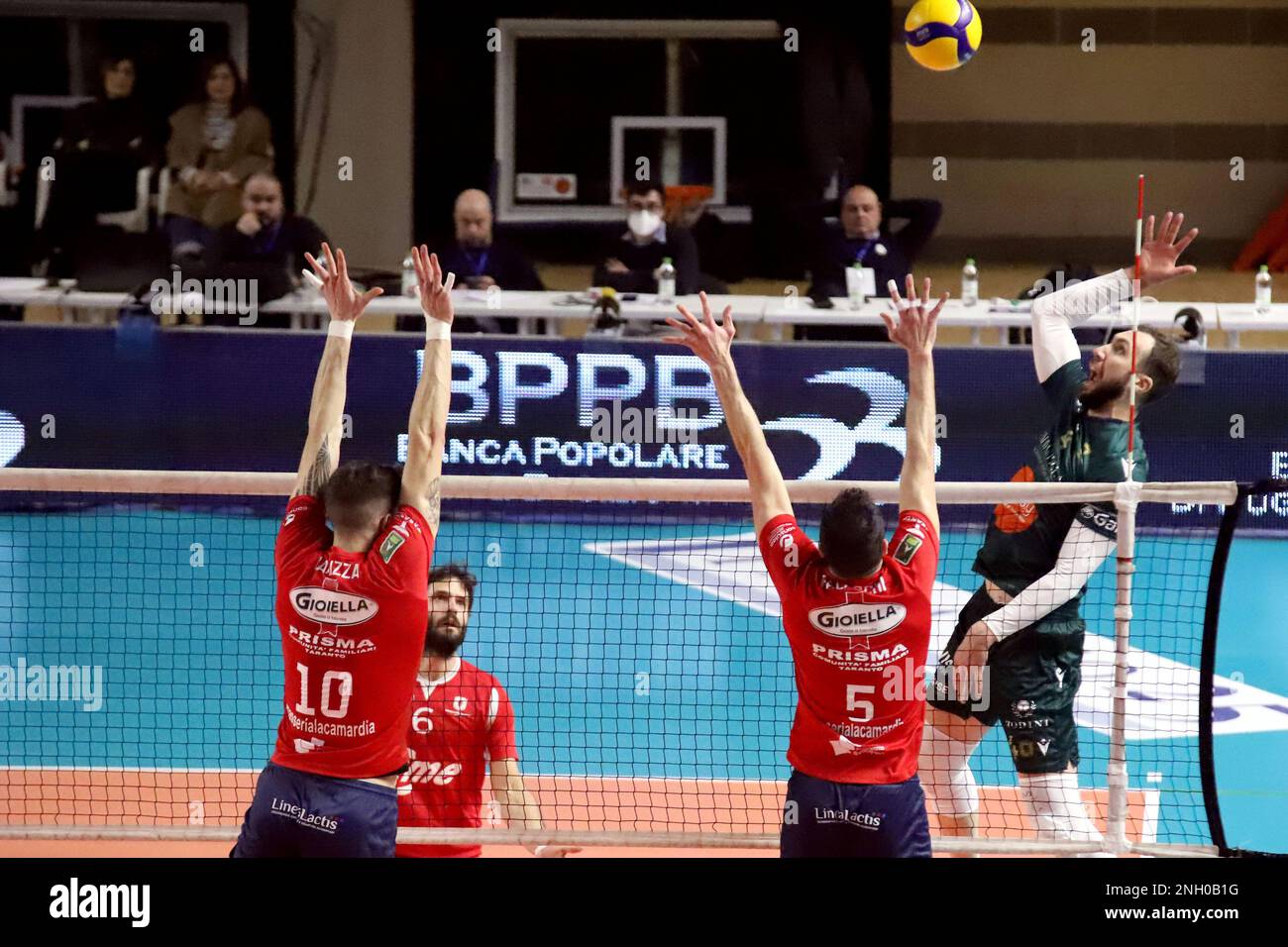 PalaMazzola, Taranto, Italien, 18. Februar 2023, Nemanja Petric Emma Villas Siena im Angriff. Während der Gioiella Prisma Taranto gegen Emma Villas Aubay Siena – Volleyball Italian Serie A Men SuperLeague Championship Stockfoto