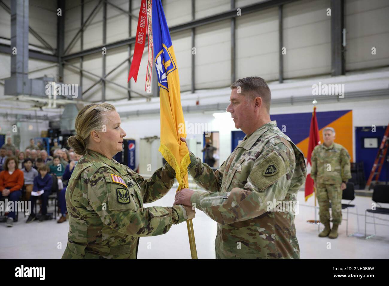 Oberst Michele Harper übergibt die Farben der Brigade an Generalmajor Todd Hunt, die Generaladjutantin von North Carolina, während sie ihr Kommando bei der Zeremonie zur Befehlsänderung der 449. Kampfluftfahrtbrigade am 4. Dezember 2022 in Morrisville, NC, abgibt. (Foto von US Army Sgt. Hannah Tarkelly). Stockfoto