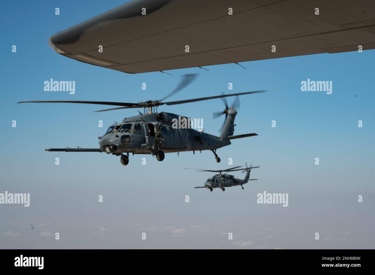 USA Air Force HH-60G Pave Hawk Helikopter, die der 46. Rettungsschwadron zugeteilt wurden, fliegen in Formation und führen während einer Personalerholung eine simulierte Kampfsuche und -Rettung durch Verantwortungsbereich des Zentralkommandos, 3. Dezember 2022. Die ACE-Übung ermöglichte es Piloten, Lastmeistern, Spezialflugzeugen für Kriegsführung und Spezialflugzeugen, ihre Kampfsuche und -Rettung zu verbessern, indem sie als Rettungstriade aus HH-60s, HC-130s und Pararescue-Streitkräften zusammengearbeitet haben, um isoliertes Personal in einer feindlichen Umgebung zu retten. Stockfoto