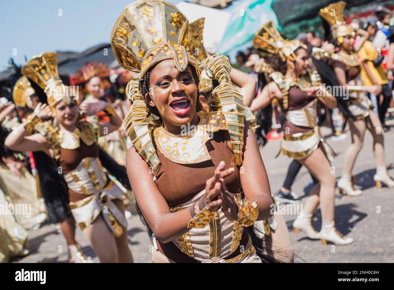 Barranquilla, Kolumbien. 18. Februar 2023. Kolumbianer parieren und tanzen während der Parade „Batalla de las Flores“ in Barranquilla, Kolumbien während des Karnevals von Barranquilla am 18. februar 2023. Foto: Roxana Charris/Long Visual Press Credit: Long Visual Press/Alamy Live News Stockfoto