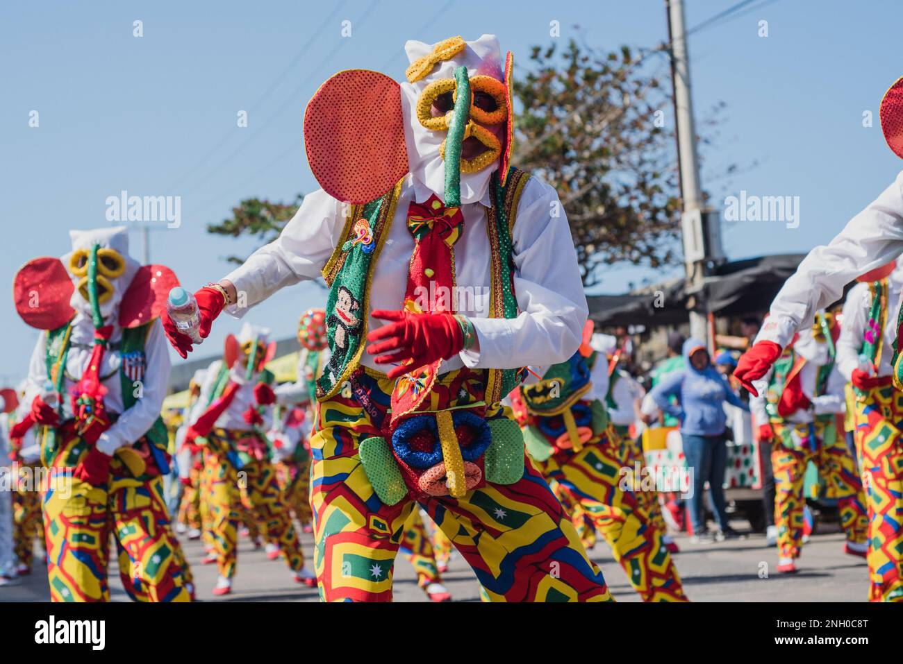 Barranquilla, Kolumbien. 18. Februar 2023. Kolumbianer parieren und tanzen während der Parade „Batalla de las Flores“ in Barranquilla, Kolumbien während des Karnevals von Barranquilla am 18. februar 2023. Foto: Roxana Charris/Long Visual Press Credit: Long Visual Press/Alamy Live News Stockfoto