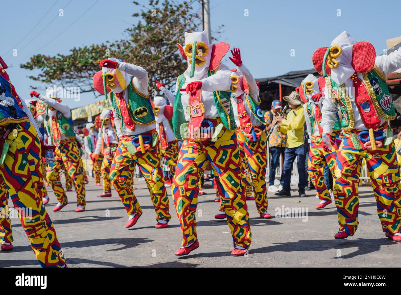 Barranquilla, Kolumbien. 18. Februar 2023. Kolumbianer parieren und tanzen während der Parade „Batalla de las Flores“ in Barranquilla, Kolumbien während des Karnevals von Barranquilla am 18. februar 2023. Foto: Roxana Charris/Long Visual Press Credit: Long Visual Press/Alamy Live News Stockfoto