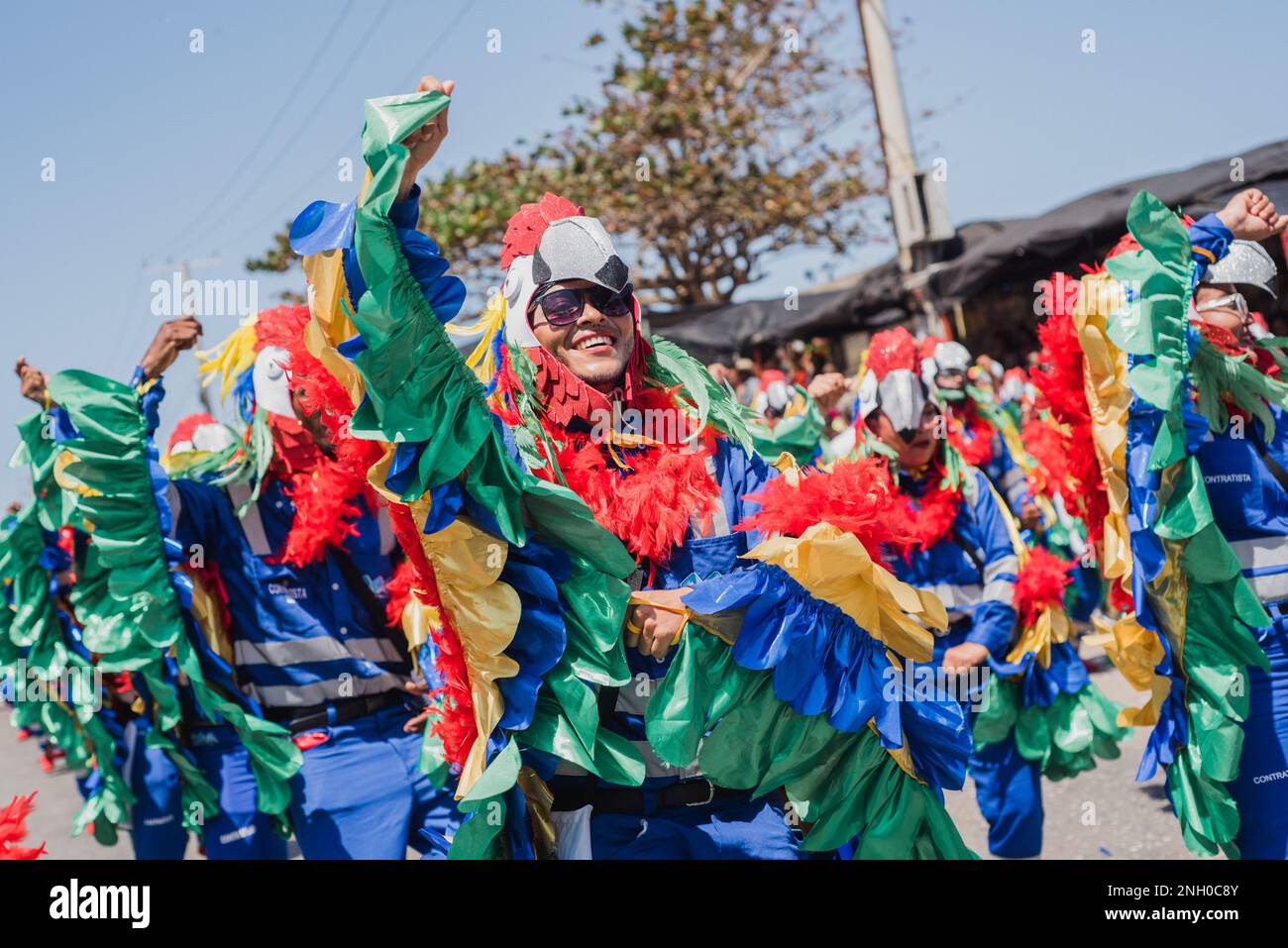 Barranquilla, Kolumbien. 18. Februar 2023. Kolumbianer parieren und tanzen während der Parade „Batalla de las Flores“ in Barranquilla, Kolumbien während des Karnevals von Barranquilla am 18. februar 2023. Foto: Roxana Charris/Long Visual Press Credit: Long Visual Press/Alamy Live News Stockfoto