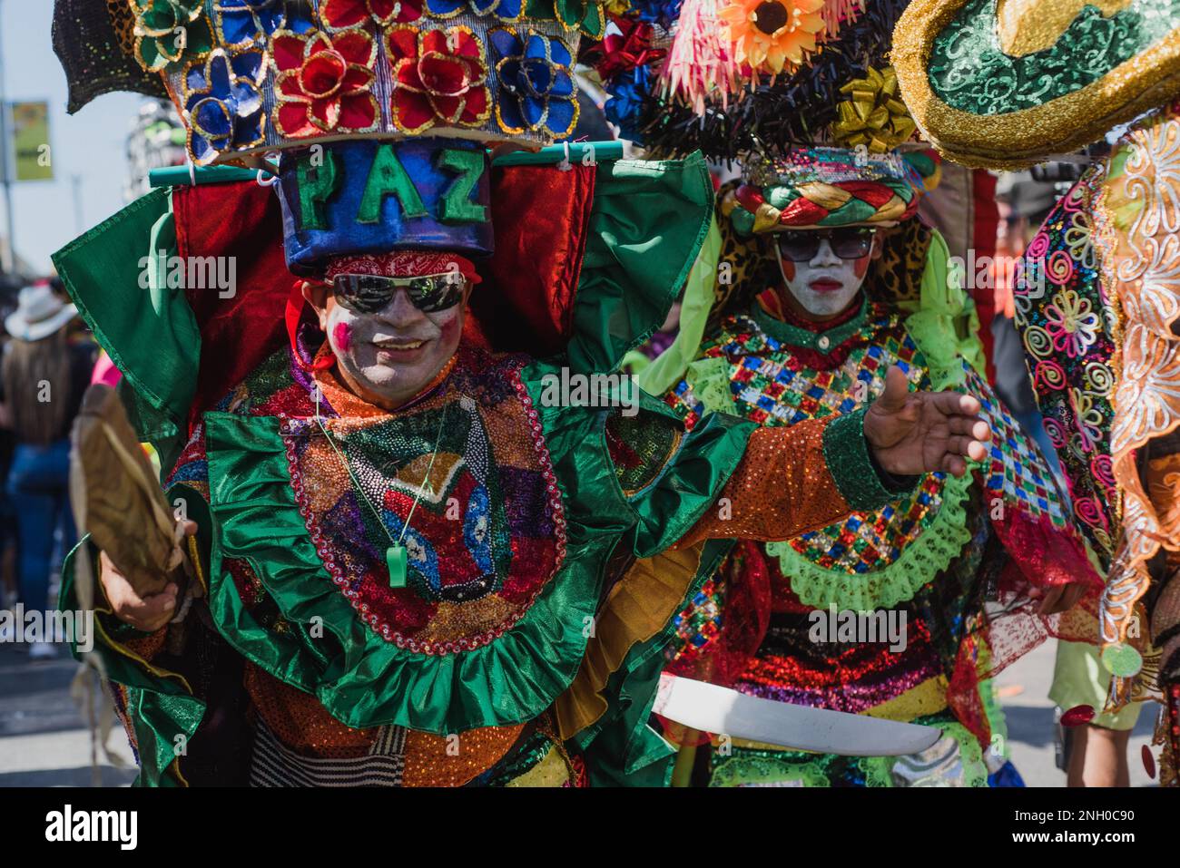 Barranquilla, Kolumbien. 18. Februar 2023. Kolumbianer parieren und tanzen während der Parade „Batalla de las Flores“ in Barranquilla, Kolumbien während des Karnevals von Barranquilla am 18. februar 2023. Foto: Roxana Charris/Long Visual Press Credit: Long Visual Press/Alamy Live News Stockfoto