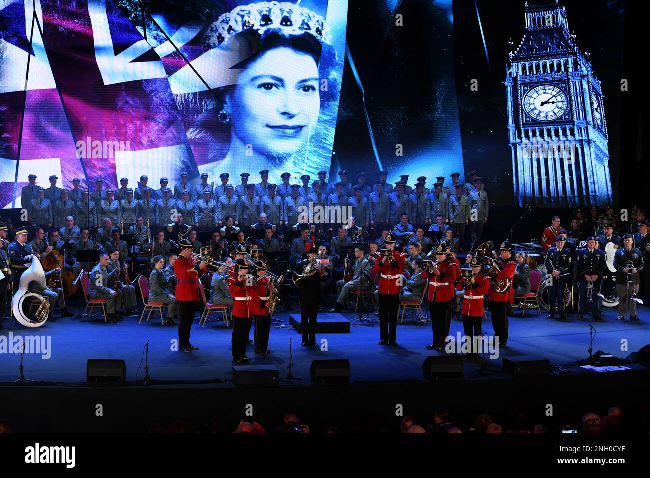The Band of the Yorkshire Regiment spielt ein Musikstück in Tirana, Albanien, 3. Dezember 2022. Die Band des Yorkshire Regiment schloss sich sieben anderen Ländergruppen an, um Albaniens 110 Jahre Unabhängigkeit zu würdigen. Stockfoto