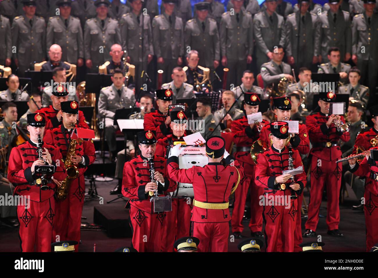 Albania Armed Forces Band spielt ein Musikstück in Tirana, Albanien, 3. Dezember 2022. Der albanischen Streitkräfte-Bande wurden sieben weitere Länder beigetreten, um Albaniens 110-jährige Unabhängigkeit zu würdigen. Stockfoto