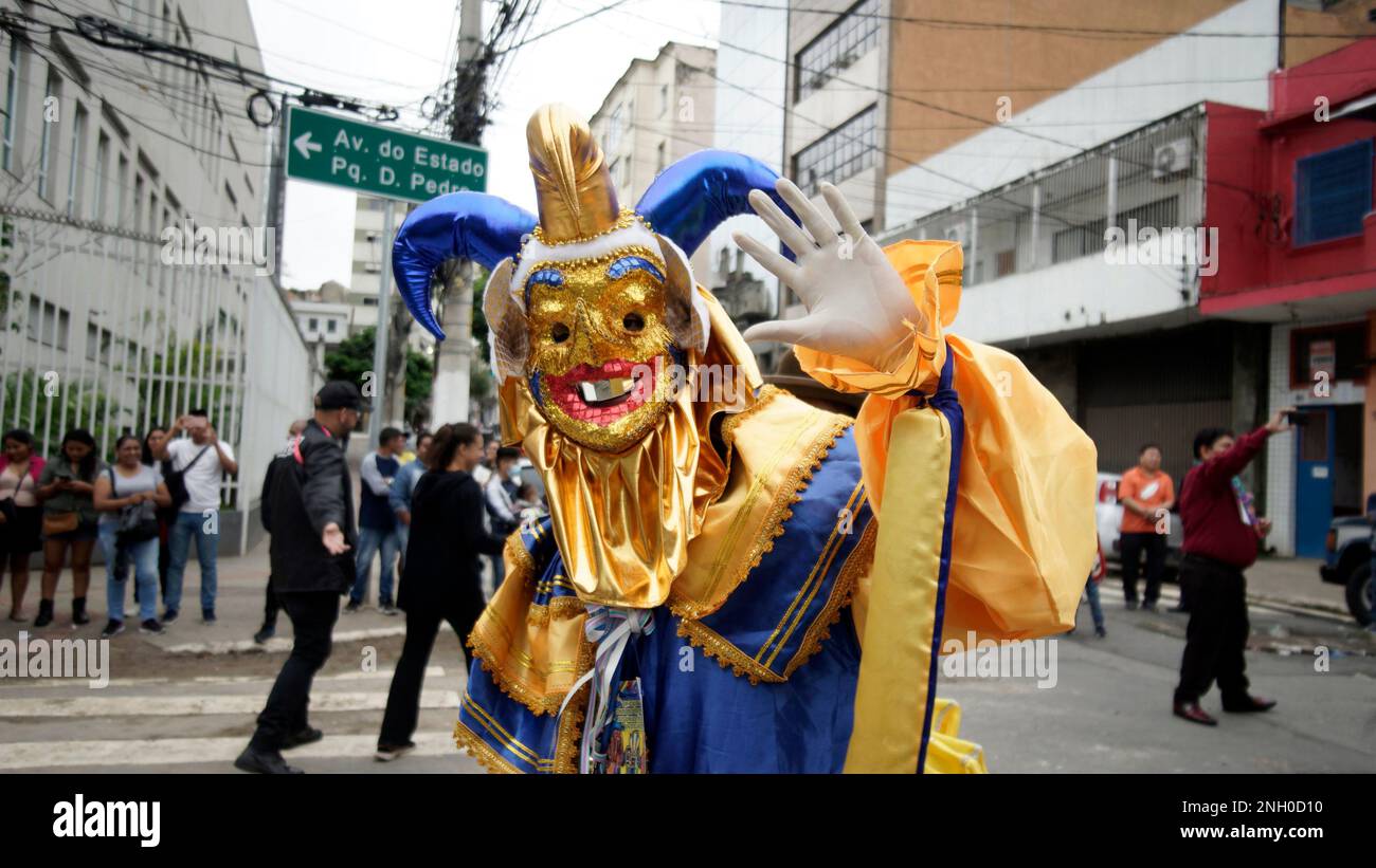 Sao Paulo, Brasilien. 19. Februar 2023. Bolivianer feiern während der jährlichen Straßenblockparty, bekannt als „Bolivian Carnival“ Eon, am dritten Tag des Karnevals am 19. Februar 2023 in Sao Paulo, Brasilien. Nach Angaben des Stadtrates von São Paulo werden während der Karnevalswoche mehr als 500 Straßenblöcke (blocos de rua) abgehalten, und es werden mehr als 15 Millionen Menschen erwartet, daran teilzunehmen. Kredit: Cris Faga/Alamy Live News Stockfoto