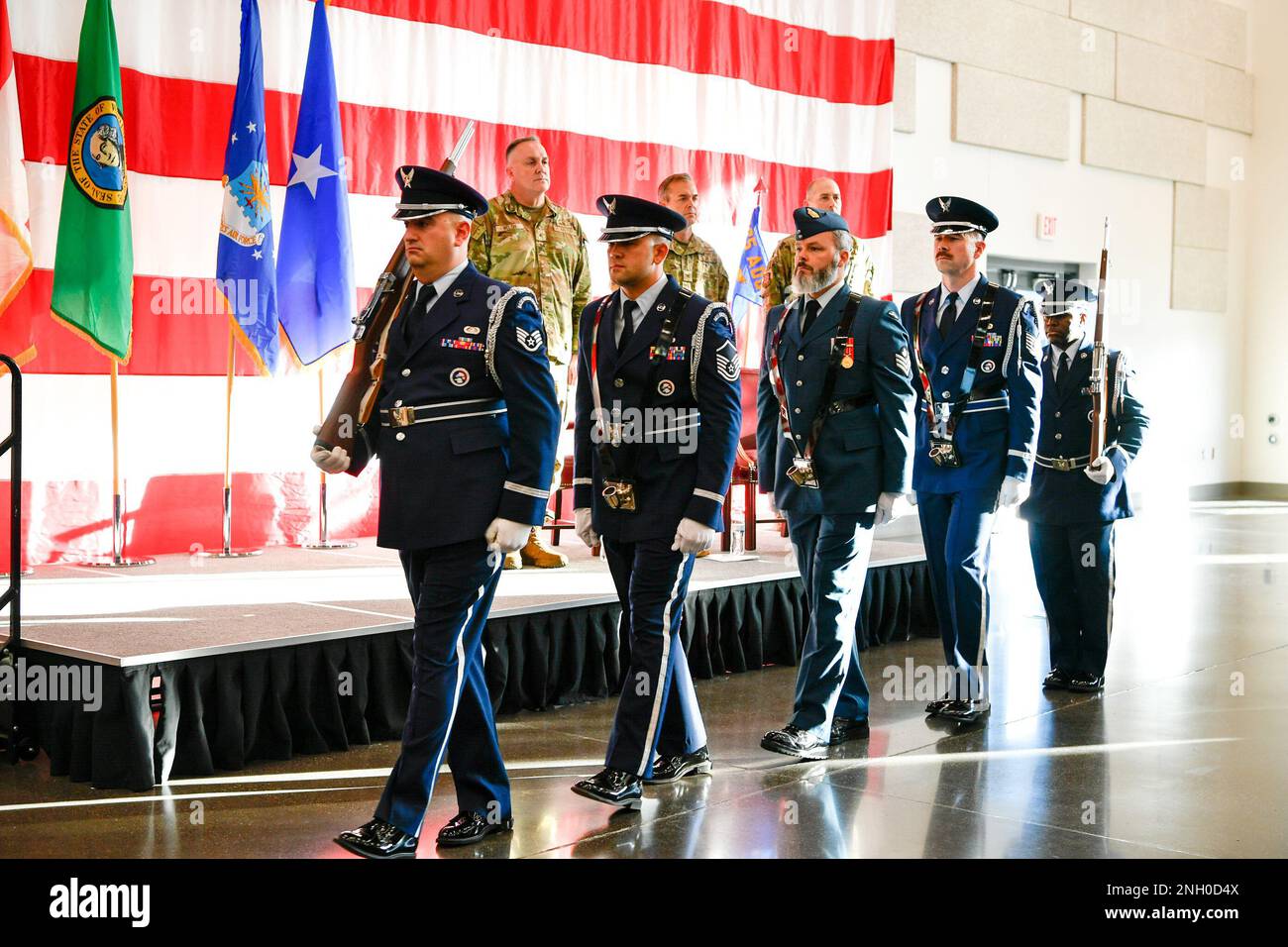 Die Western Air Defense Sector Honor Guard stellt die Farben während der Zeremonie zur Änderung des Kommandos der Air Defense Group 225. im Pierce County Readiness Center, Camp Murray, Washington, am 3. Dezember 2022. Brigg. General Gent Welsh, Kommandant der Nationalgarde Washington, leitete die Zeremonie, bei der Oberst Raed Gyekis das Kommando an Oberst Ricardo Camel übergab Stockfoto