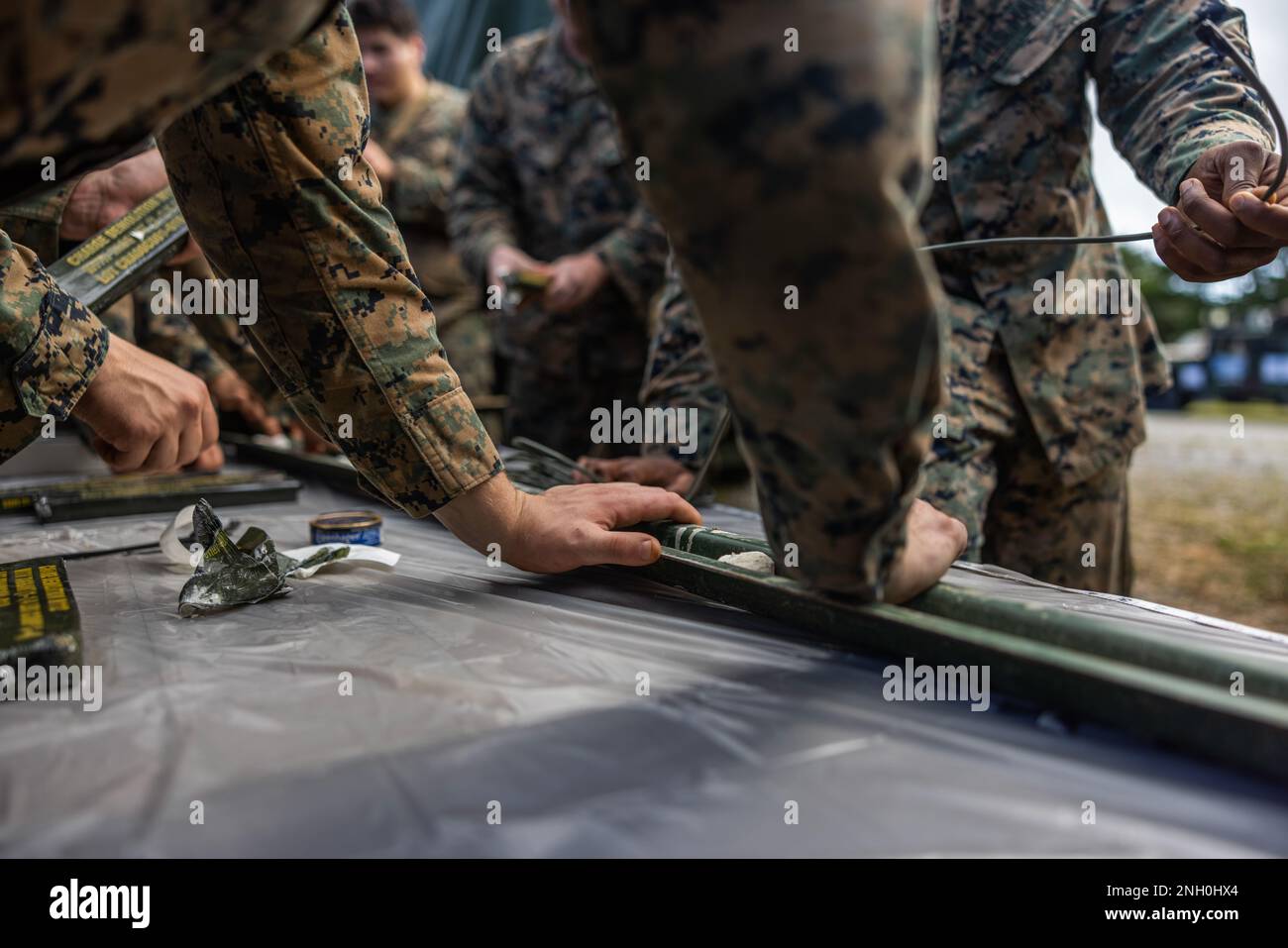 USA Marines mit der Marineflügel-Stützschwadron (MWSS) 171 erstellen während einer Feldübung im Camp Schwab, Okinawa, Japan, am 4. Dez. 2022 Abrissladungen. MWSS-171 hat diese Übung durchgeführt, um sich mit dem fortgeschrittenen Expeditionsbetrieb auf der Basis, dem Abbruchbetrieb, dem Stadtbetrieb und verschiedenen Waffensystemen vertraut zu machen. Stockfoto