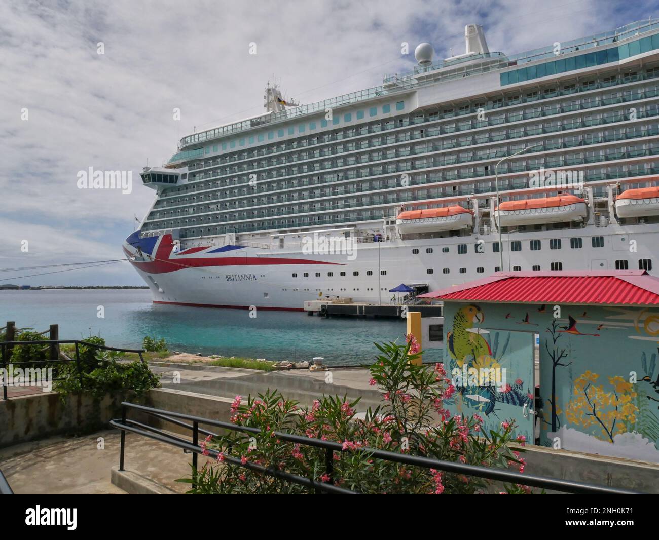 P&O Kreuzfahrtschiff Britannia legte in Kralendijk, Bonaire, Leeward Antillen an, mit einem Teilblick auf den Union Jack am Bug. Stockfoto
