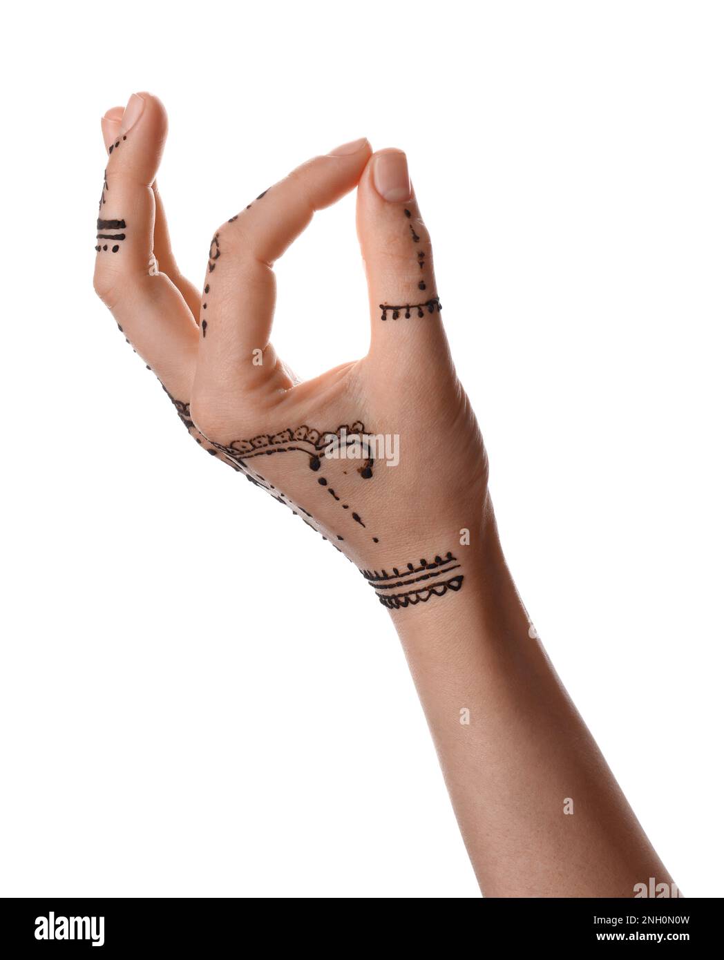 Frau mit Henna-Tattoo auf der Hand vor weißem Hintergrund, Nahaufnahme. Traditionelles Mehndi-Ornment Stockfoto