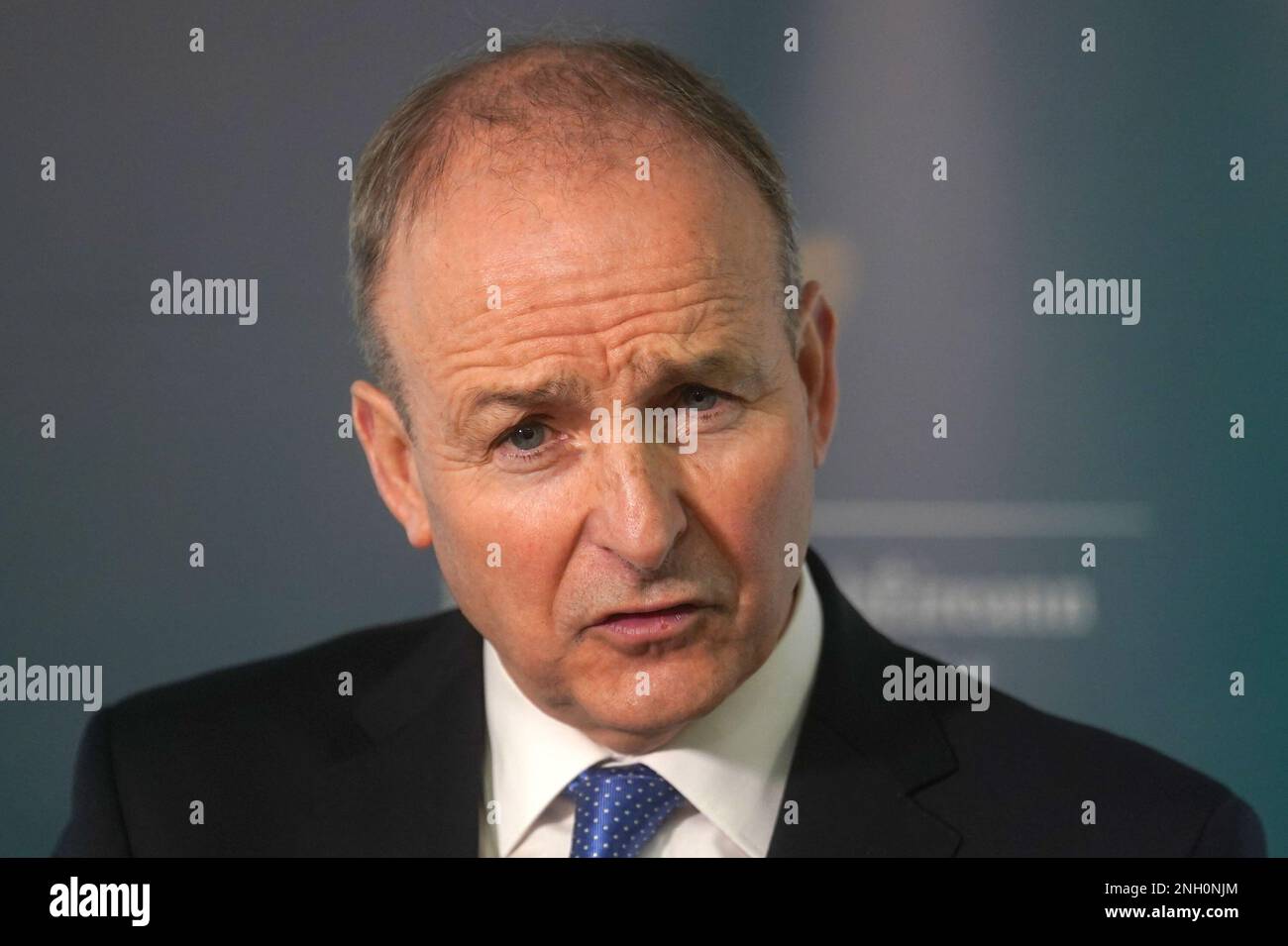 Dossierfoto vom 03. Oktober 02/23 von Tanaiste Micheal Martin, der vor den Medien im irischen Regierungssekretariat in Belfast im Anschluss an seine Treffen mit politischen Führern in Stormont sprach. Martin wird die Unterstützung der EU für die Ukraine auf einer Tagung des Rates (Auswärtige Angelegenheiten) in Brüssel erörtern.Ausgabedatum: Freitag, 3. Februar 2023. Stockfoto