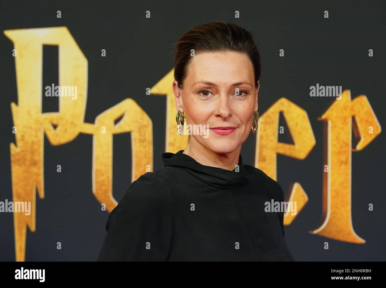 Hamburg, Deutschland. 19. Februar 2023. Anja Reschke, Moderatorin und Journalistin, geht auf dem roten Teppich zur Premiere der neu inszenierten Show „Harry Potter and the Enchanted Child“ im Mehr! Theater am Großmarkt. Kredit: Marcus Brandt/dpa/Alamy Live News Stockfoto