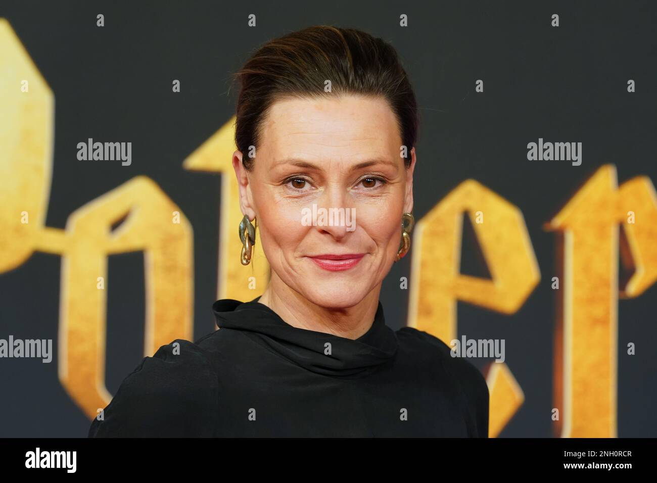 Hamburg, Deutschland. 19. Februar 2023. Anja Reschke, Moderatorin und Journalistin, geht auf dem roten Teppich zur Premiere der neu inszenierten Show „Harry Potter and the Enchanted Child“ im Mehr! Theater am Großmarkt. Kredit: Marcus Brandt/dpa/Alamy Live News Stockfoto